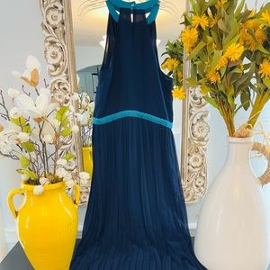 This is a maxi two colors Max Studio dress in size m🌸